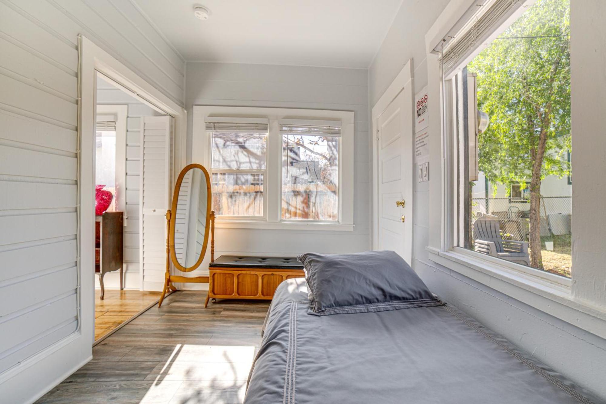 Charming Vacation - Walk To Midtown! *