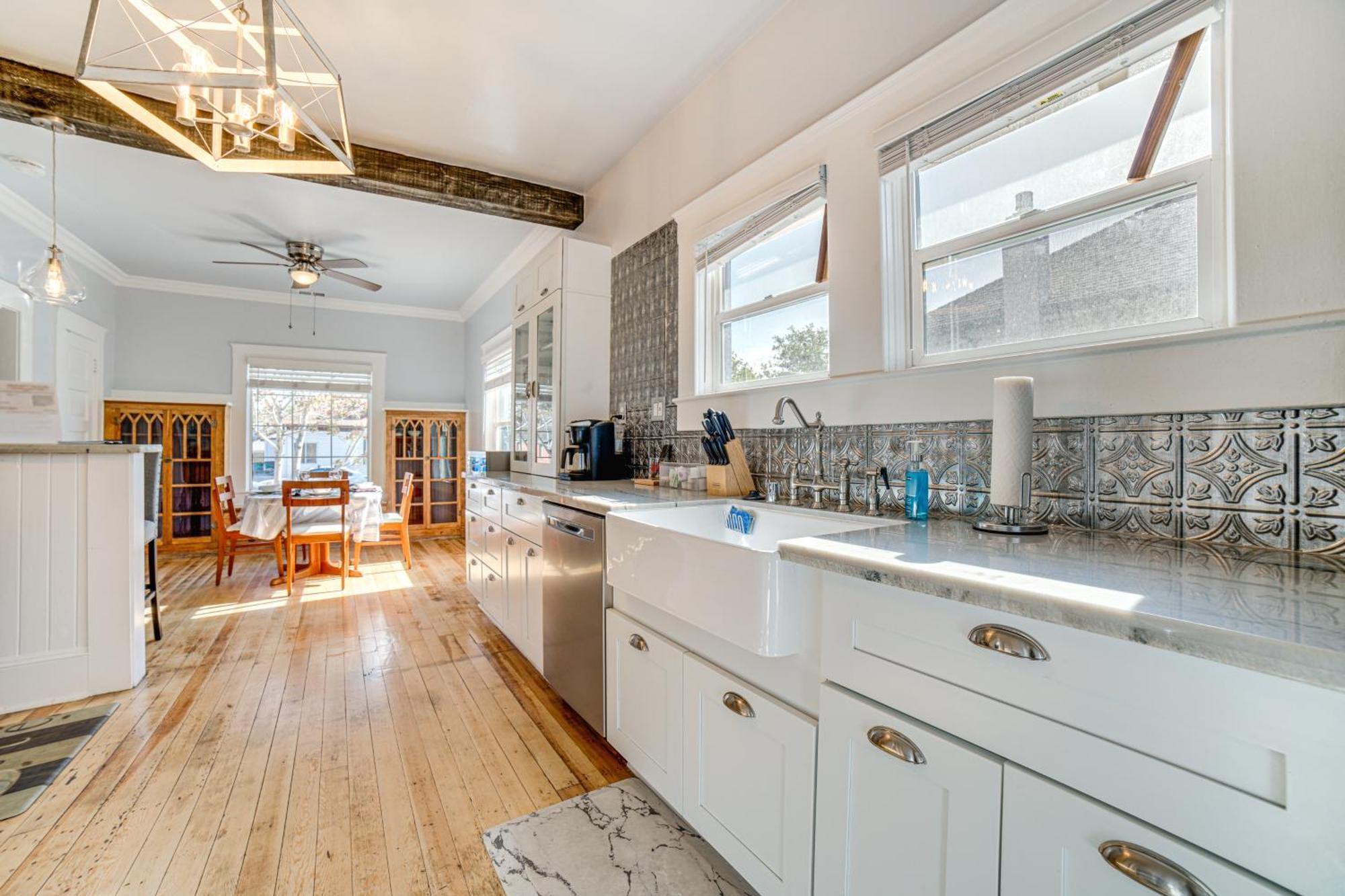 Charming Vacation - Walk To Midtown!