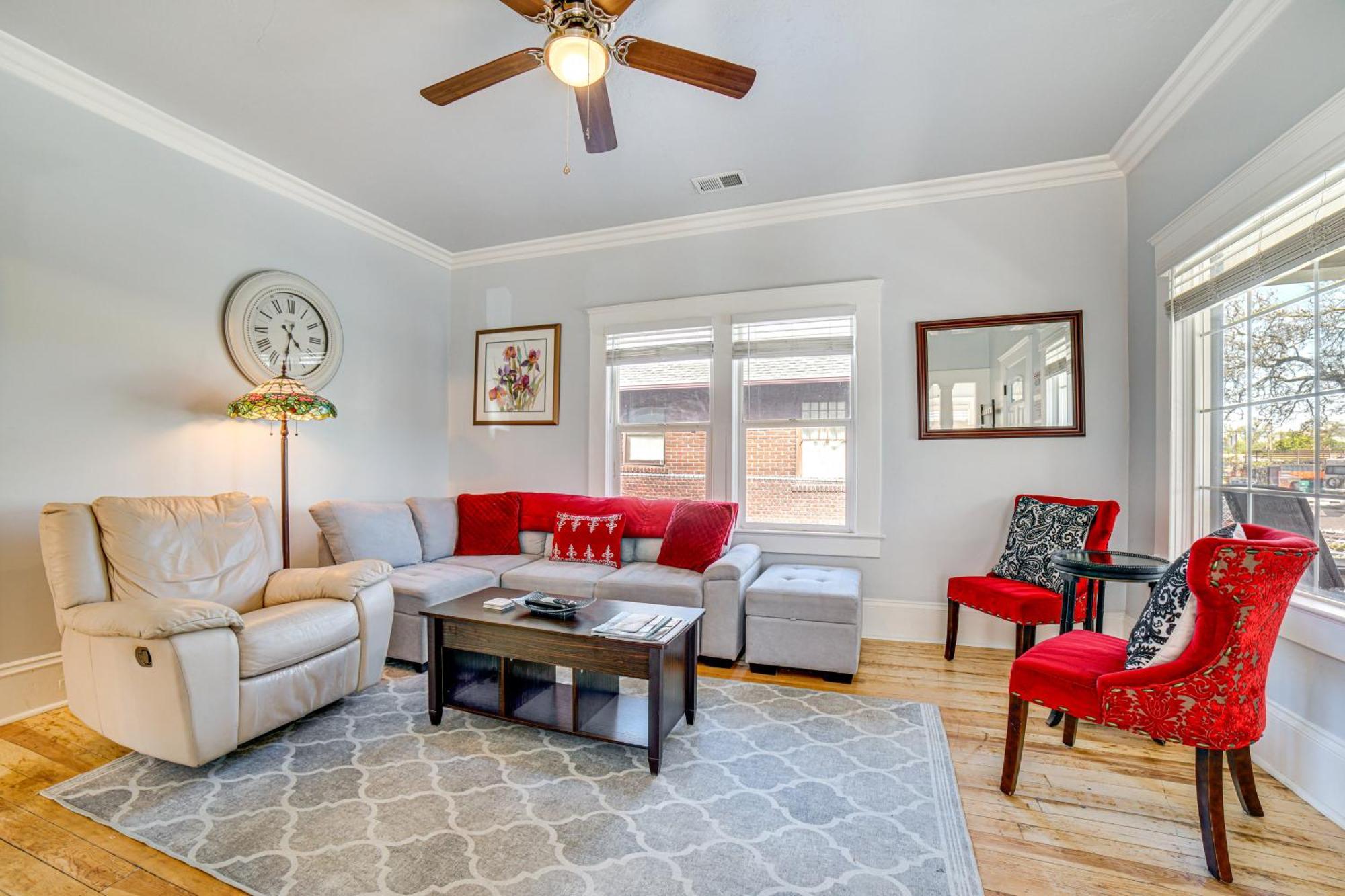 Holiday home Charming Vacation - Walk To Midtown! *