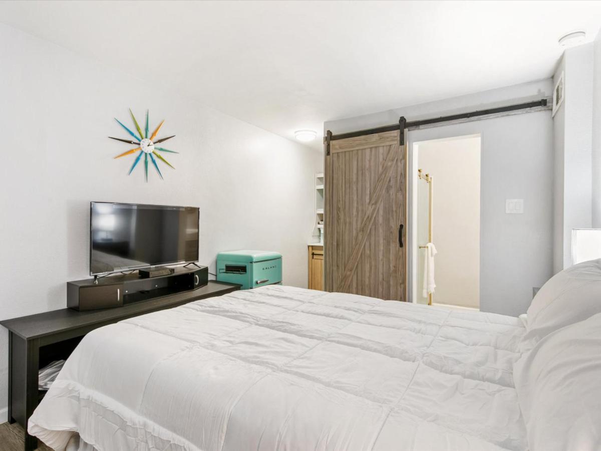 Charming Mid-century 8 Apartment Reno