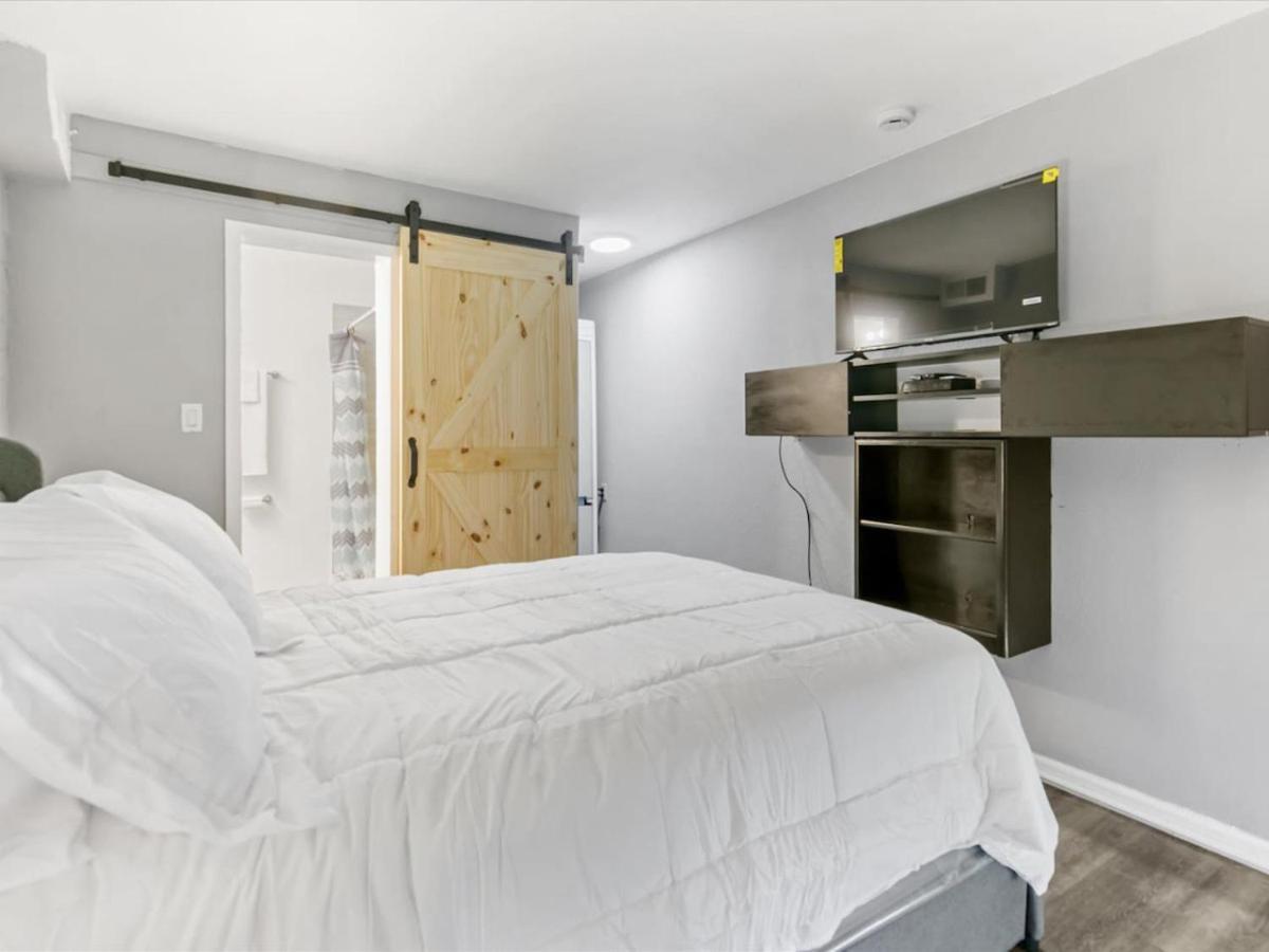 Charming Mid-century 4 Apartment