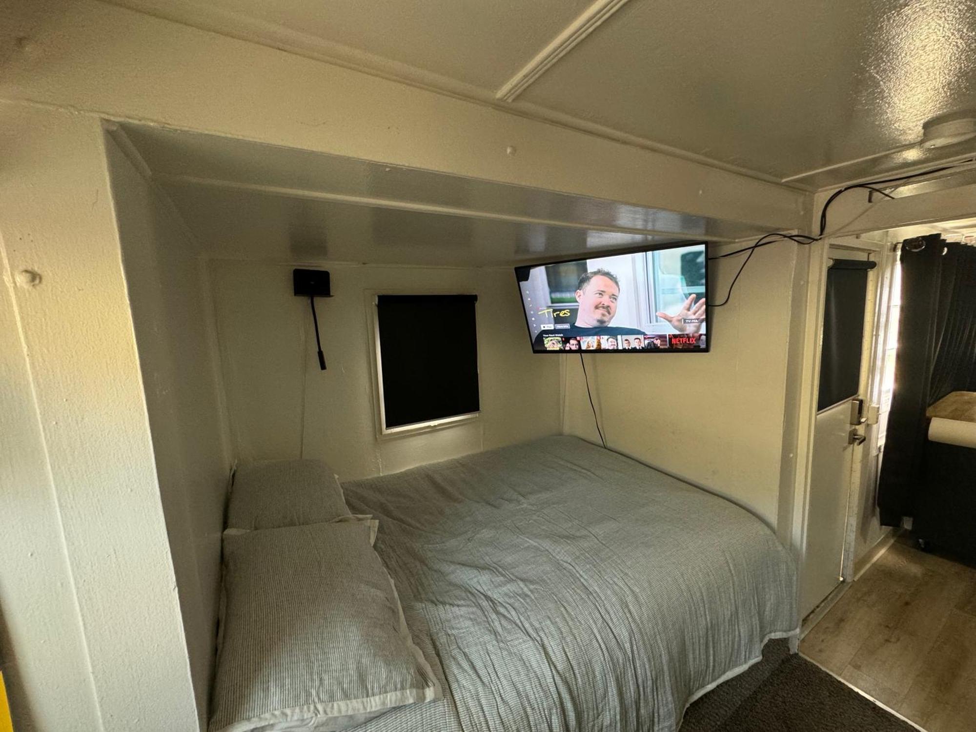 Midtown Charm: 1br Urban Pad