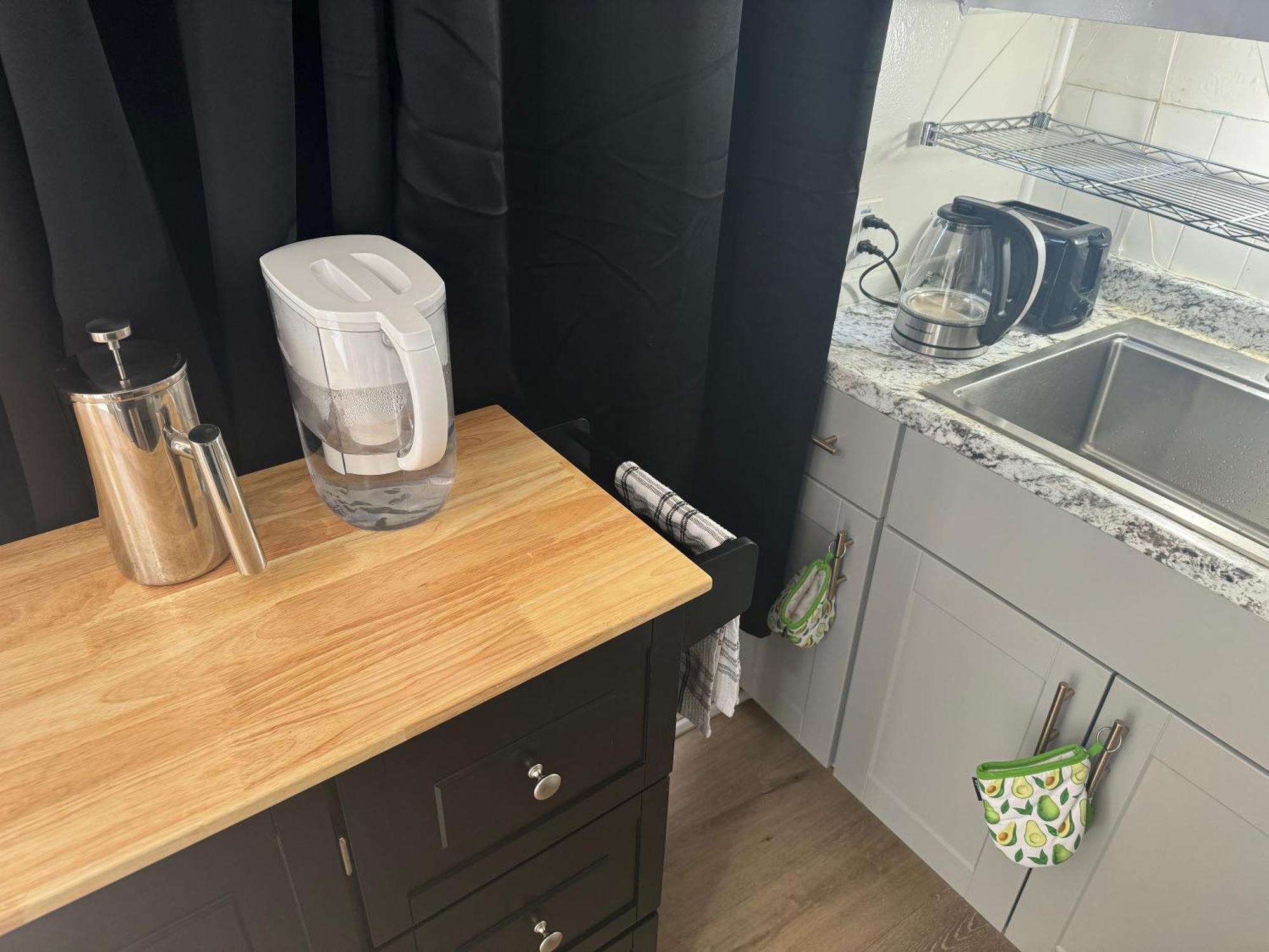Midtown Charm: 1br Urban Pad Apartment