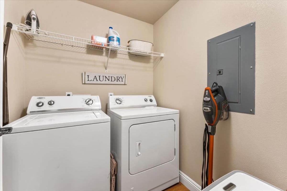 2br Getaway Pool Gym Basketball Court & Theater Access
