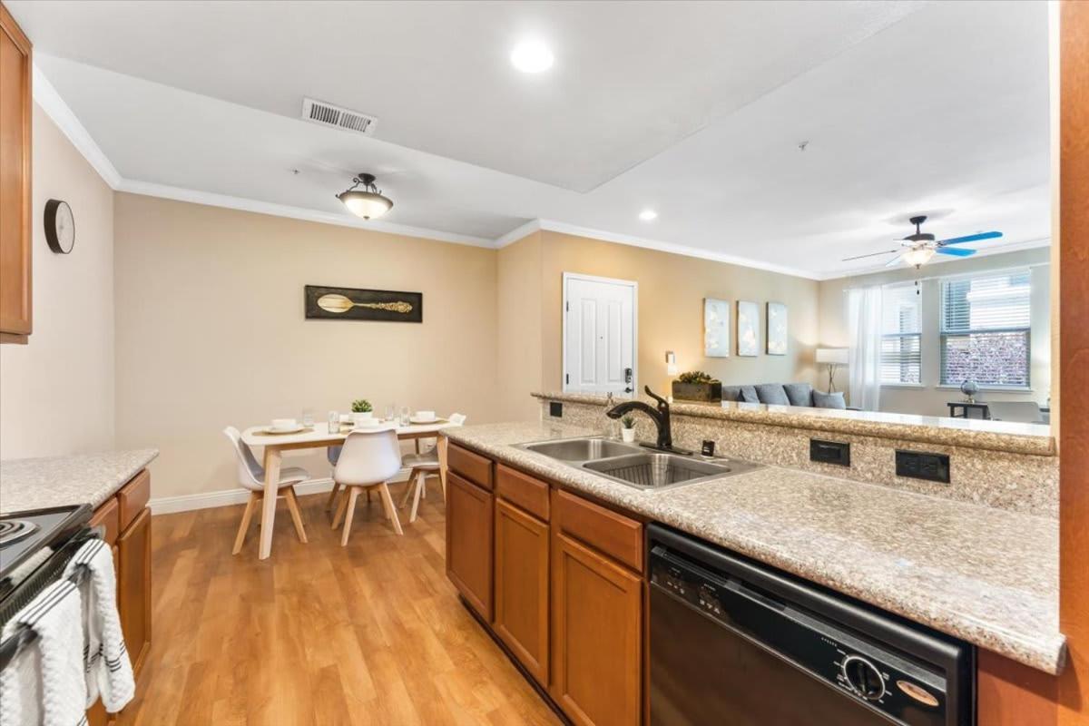 Apartment 2br Getaway Pool Gym Basketball Court & Theater Access *