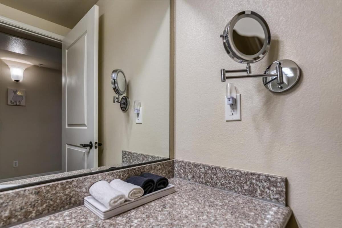 2br Getaway Pool Gym Basketball Court & Theater Access Reno