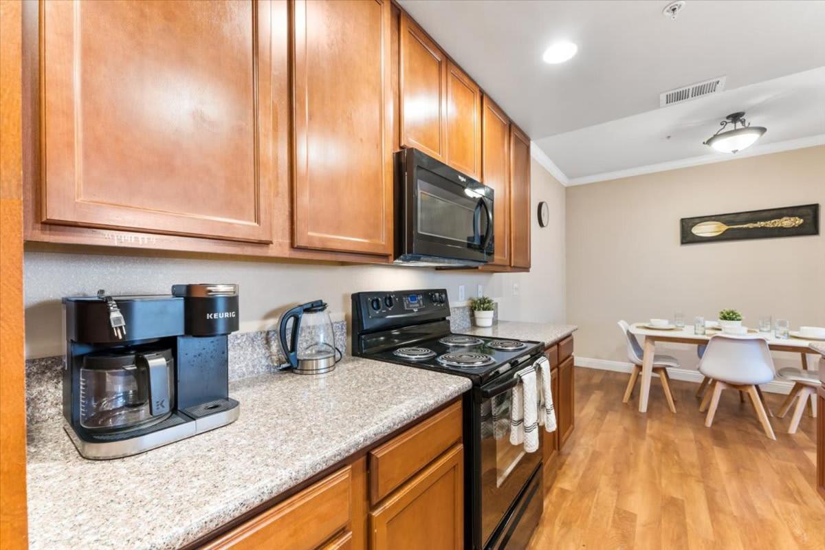 2br Getaway Pool Gym Basketball Court & Theater Access * Reno