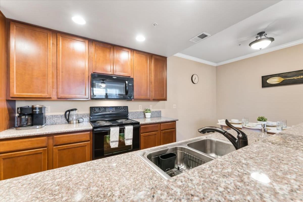 2br Getaway Pool Gym Basketball Court & Theater Access * Reno