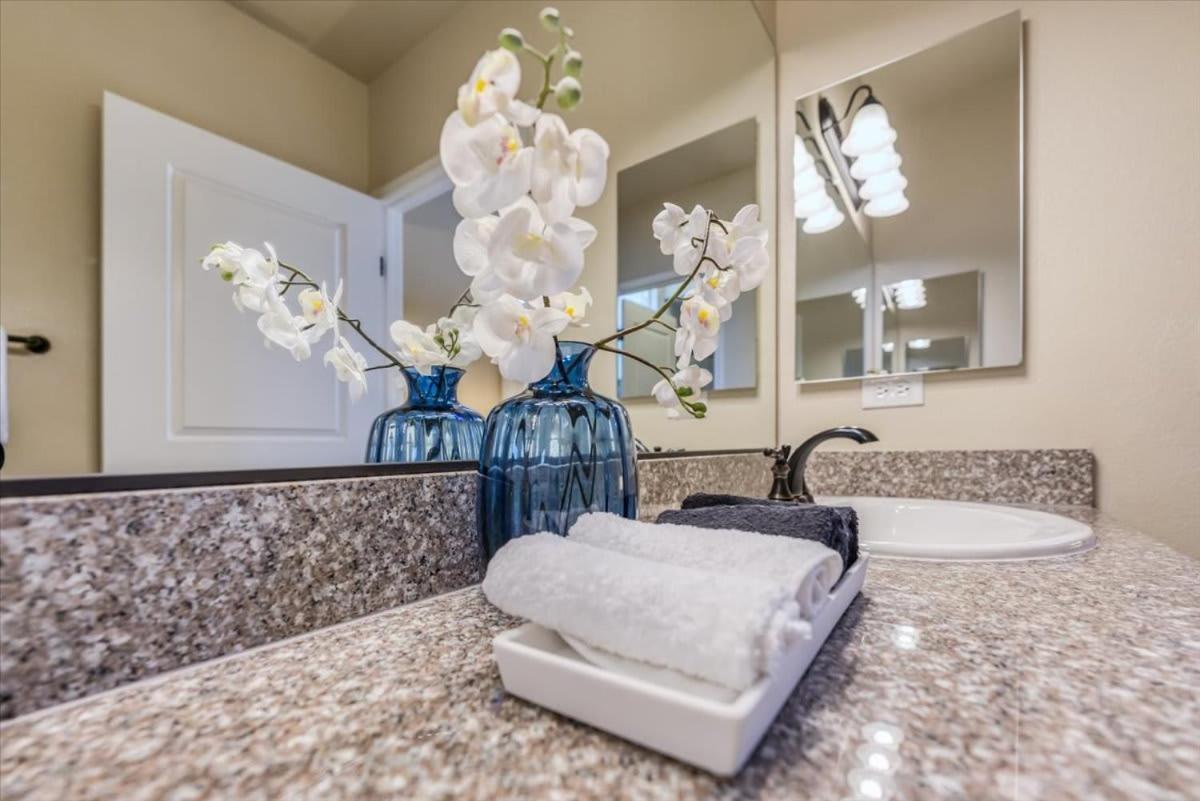 2br Getaway Pool Gym Basketball Court & Theater Access *