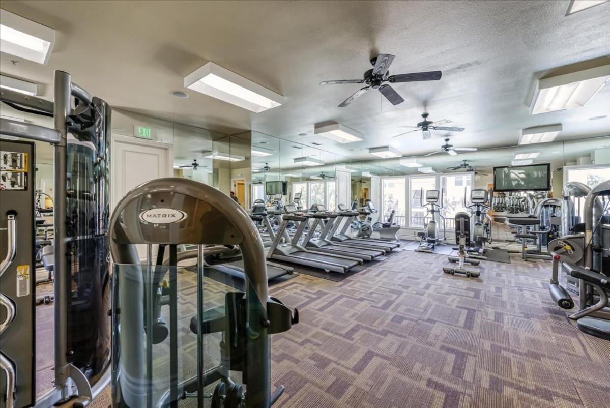 Apartment 2br Getaway Pool Gym Basketball Court & Theater Access