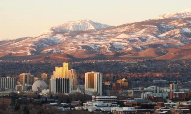 2br Getaway Pool Gym Basketball Court & Theater Access * Reno