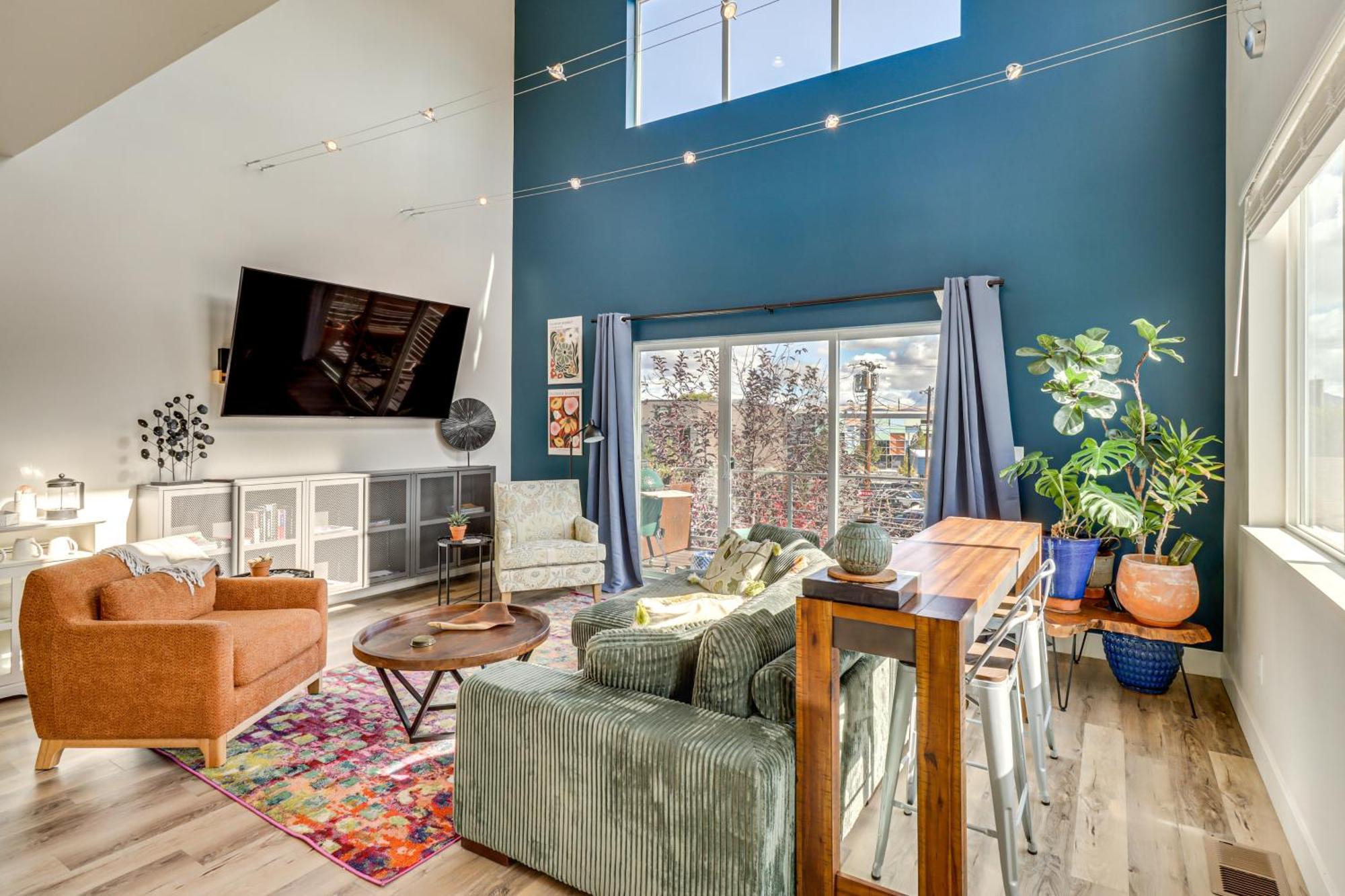 Luxe Midtown Townhome Less Than 2 Mi To Dtwn Reno! Holiday home