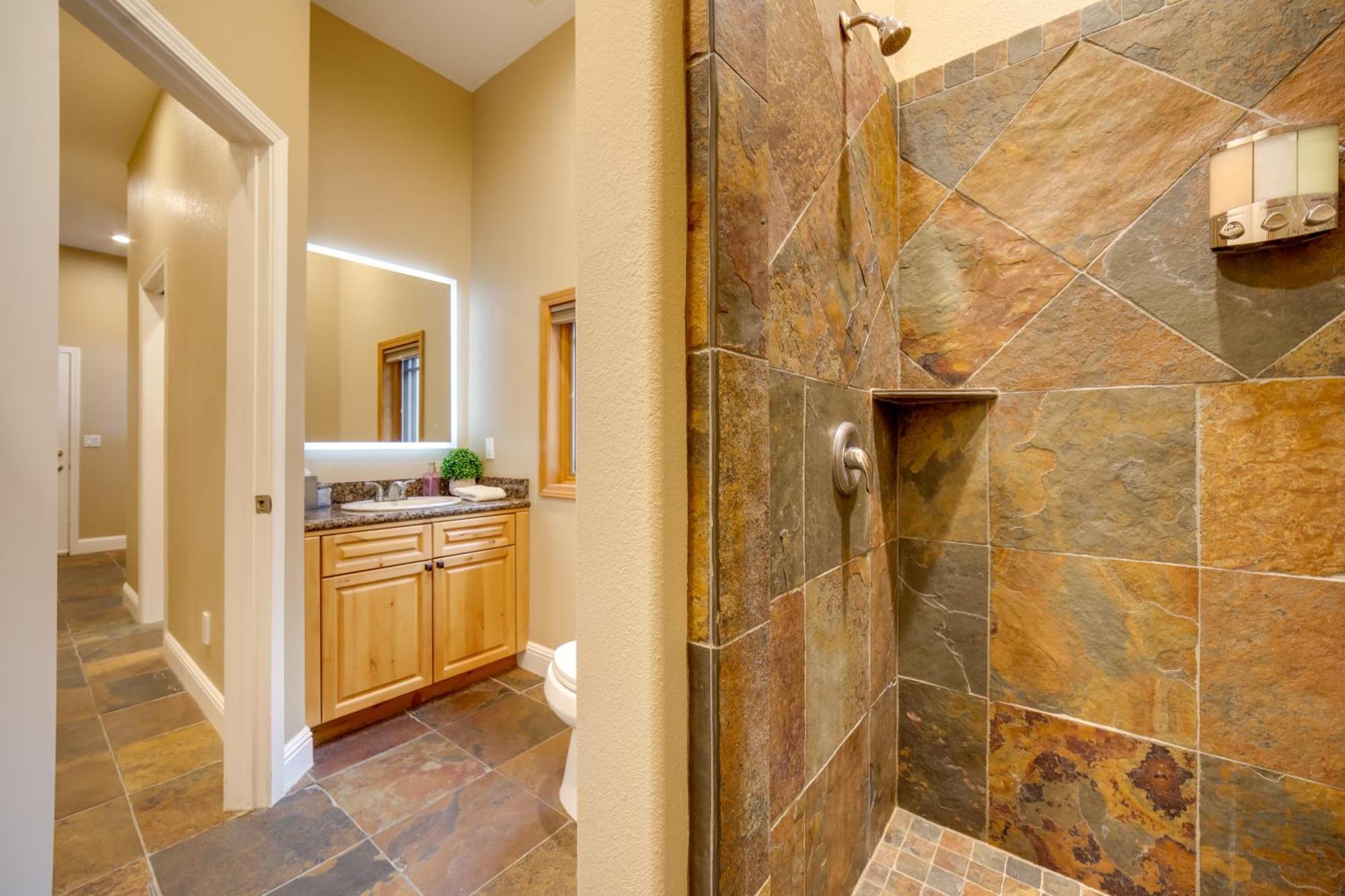 Sleek Reno-lake Tahoe Retreat, 4 Mi To Mt Rose Reno