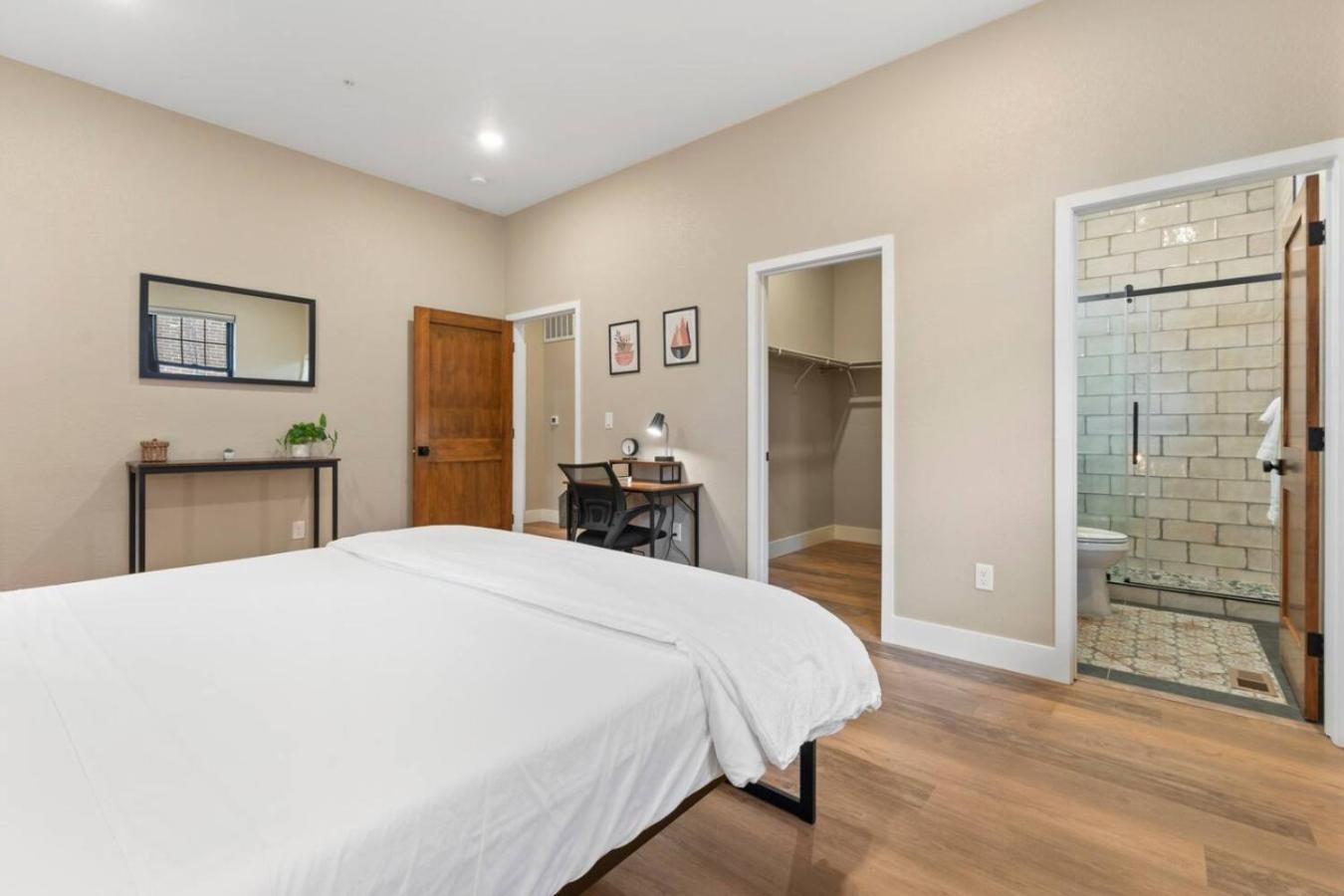 Luxury Living Modern Midtown Ensuite Baths Patio * Reno