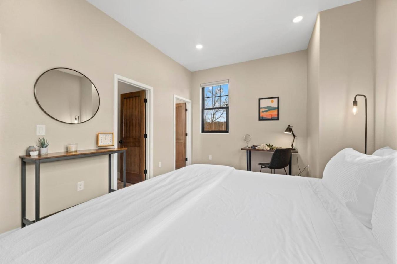 Luxury Living Modern Midtown Ensuite Baths Patio