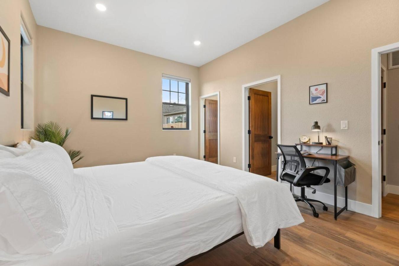 Luxury Living Modern Midtown Ensuite Baths Patio *