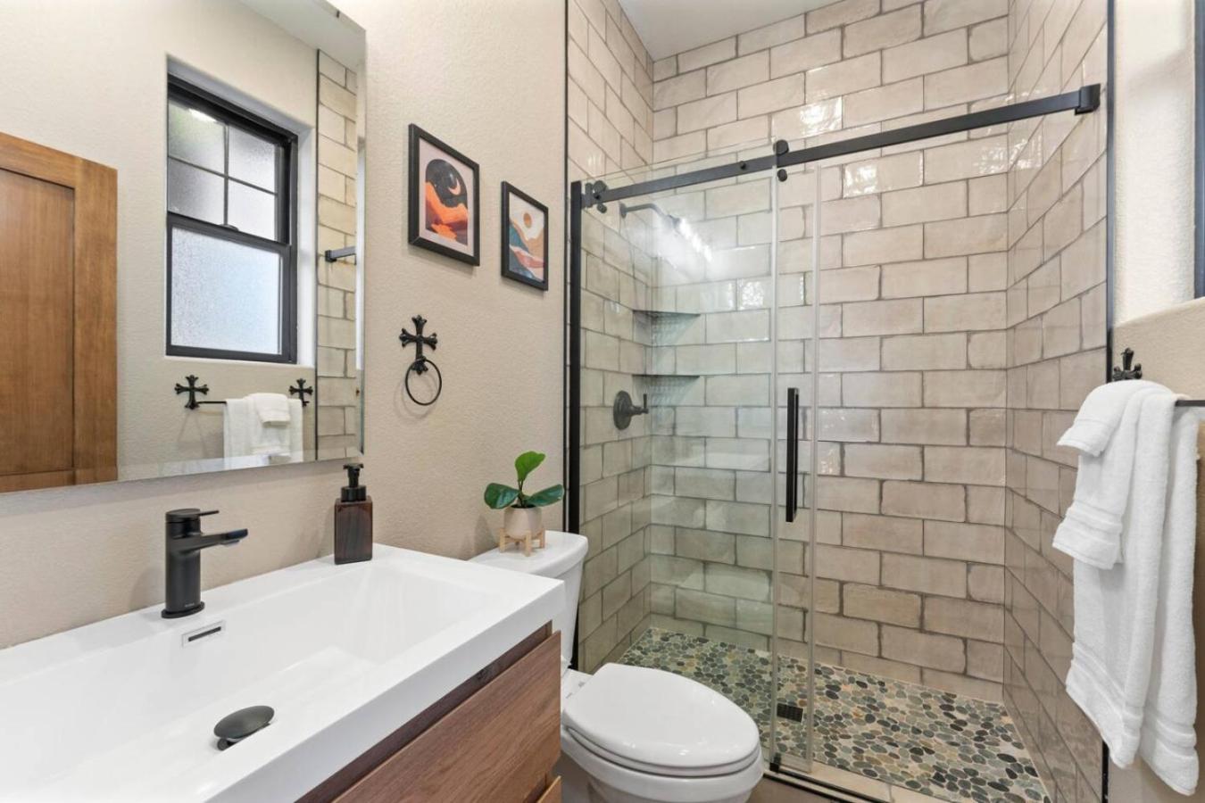 Luxury Living Modern Midtown Ensuite Baths Patio Reno