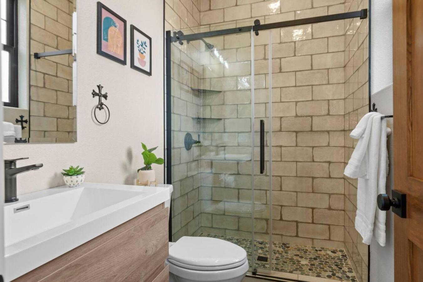 Luxury Living Modern Midtown Ensuite Baths Patio * Reno