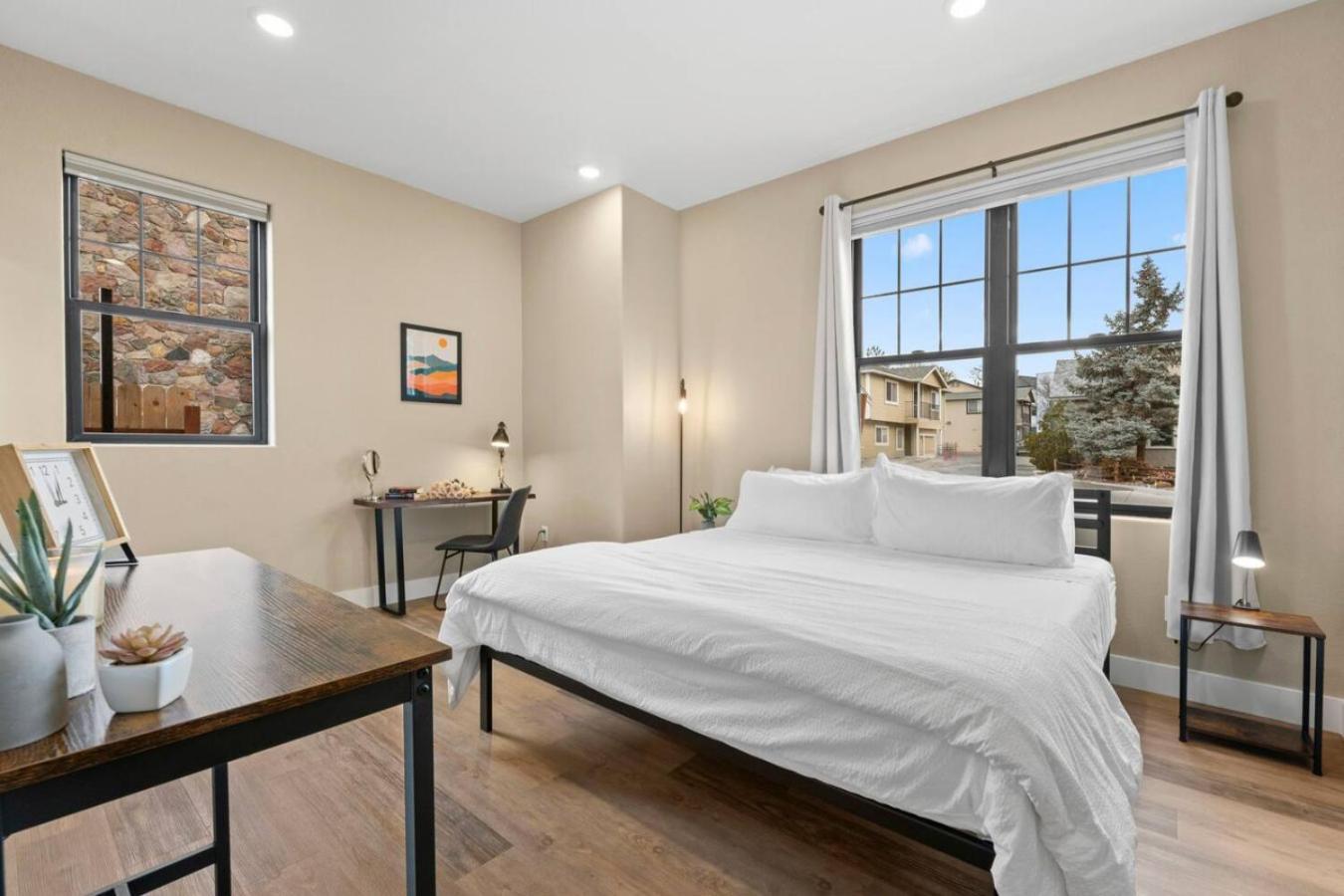 Luxury Living Modern Midtown Ensuite Baths Patio