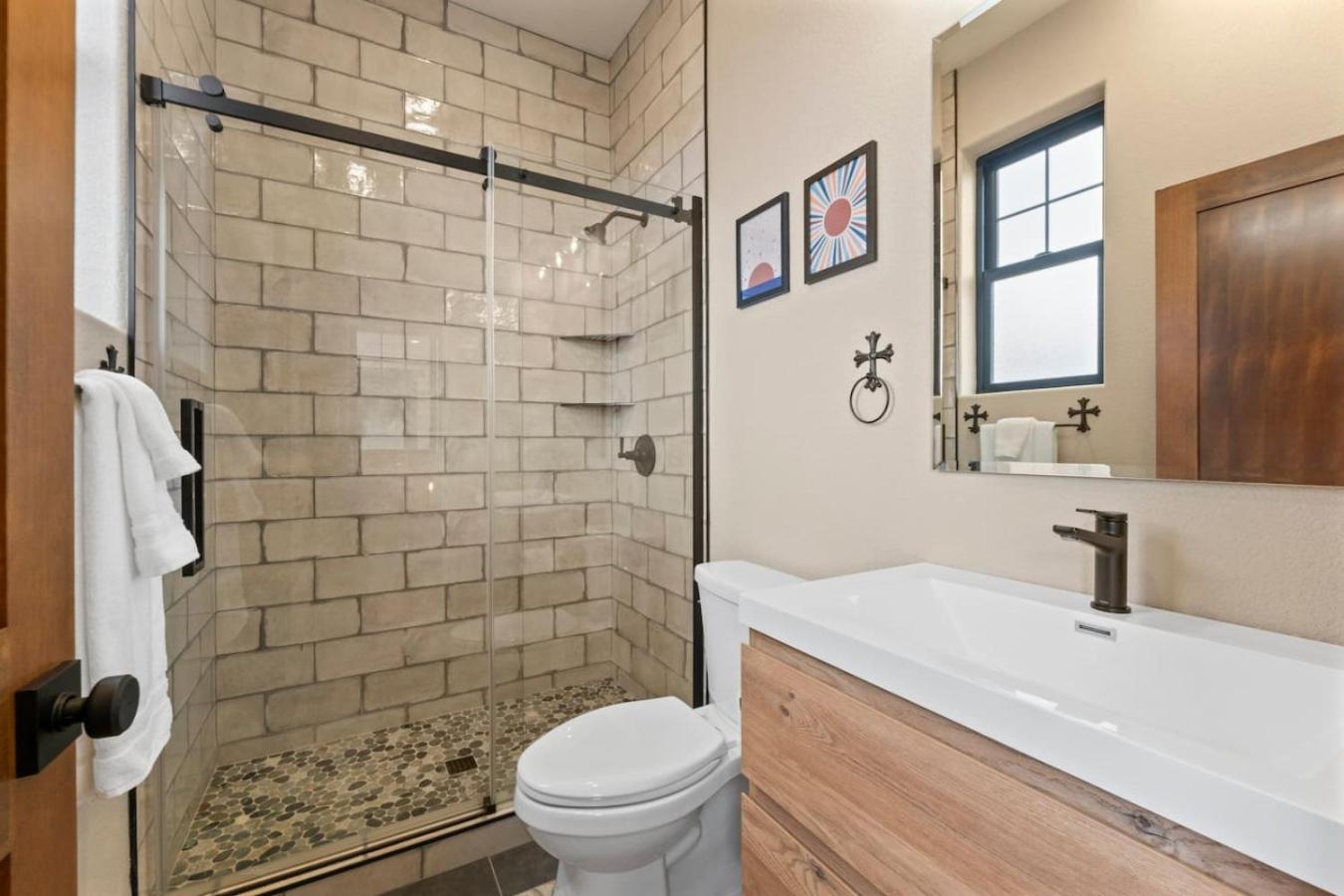Apartment Luxury Living Modern Midtown Ensuite Baths Patio *