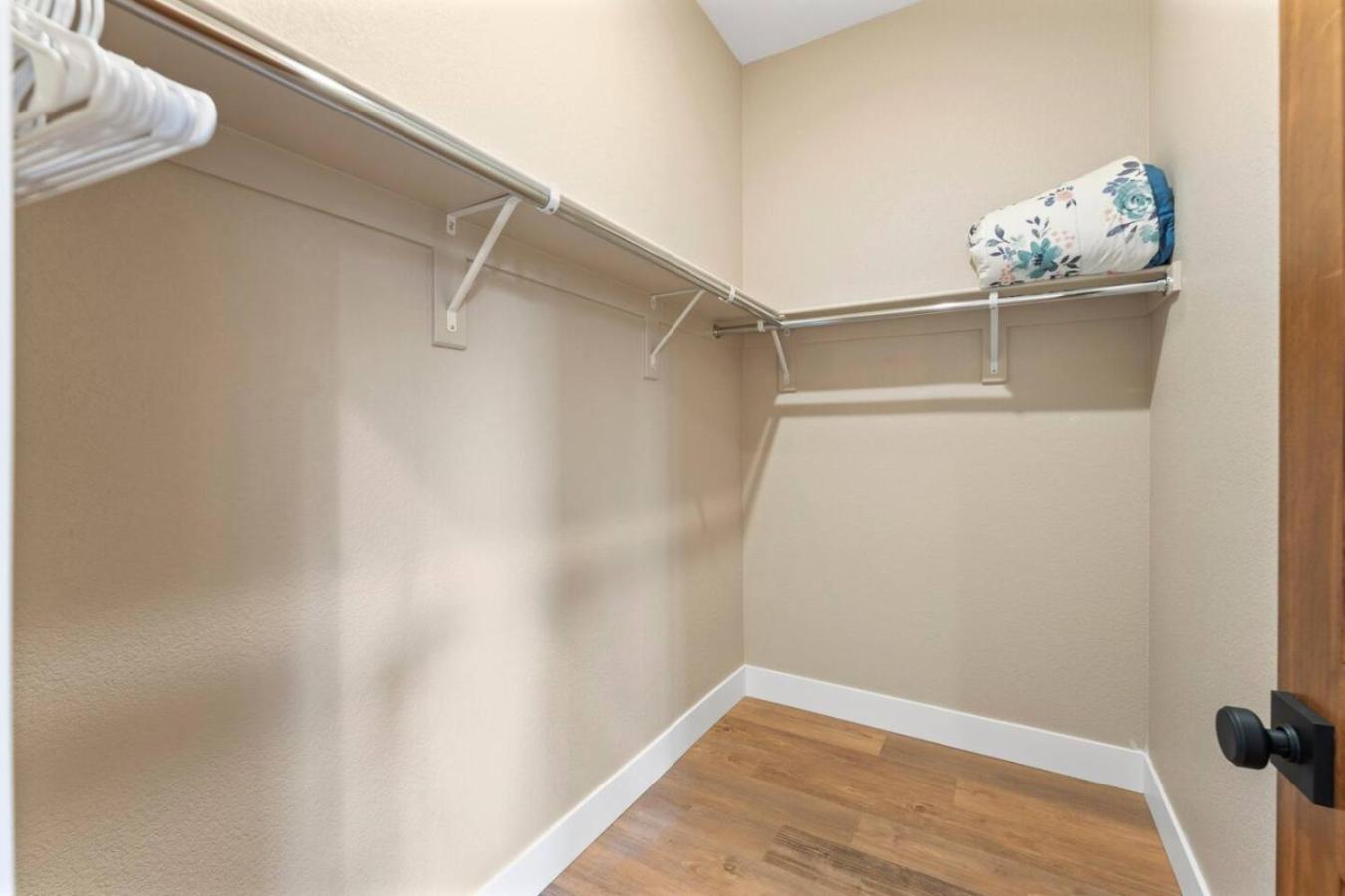Luxury Living Modern Midtown Ensuite Baths Patio Apartment Reno