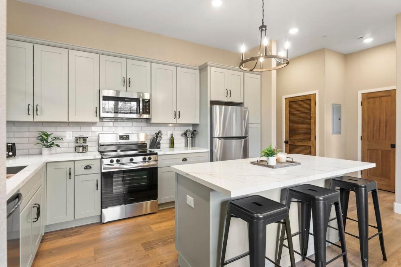 Luxury Living Modern Midtown Ensuite Baths Patio *