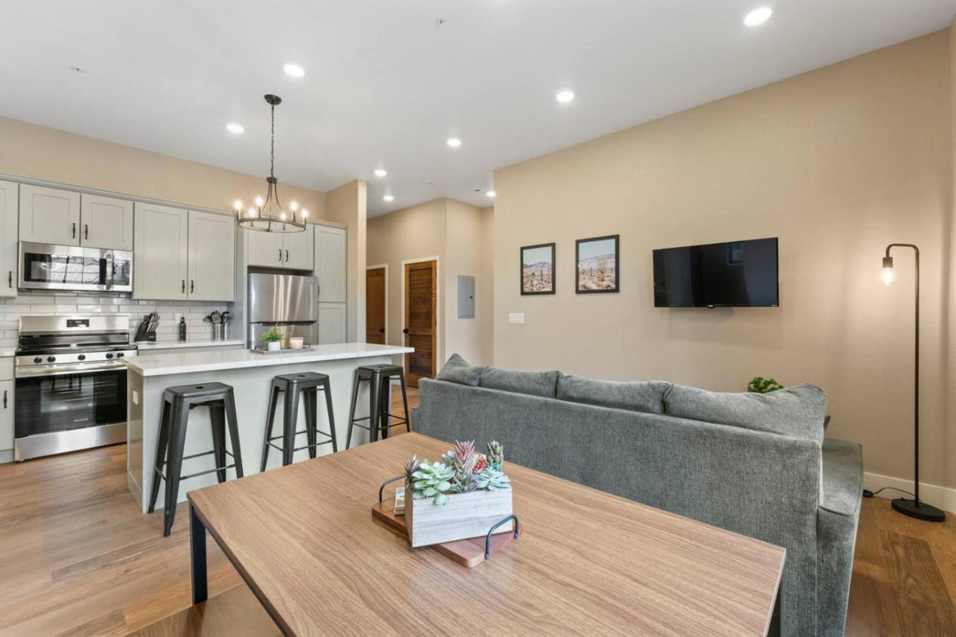Luxury Living Modern Midtown Ensuite Baths Patio Apartment Reno