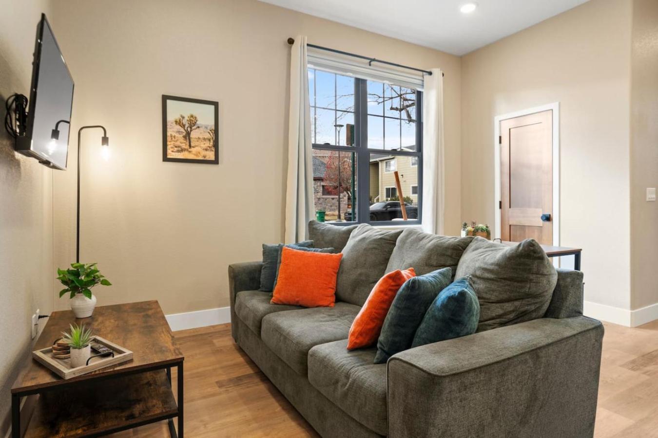 Apartment Luxury Living Modern Midtown Ensuite Baths Patio Reno