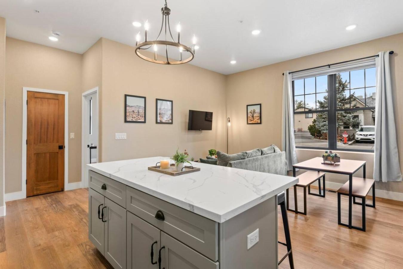 Luxury Living Modern Midtown Ensuite Baths Patio Apartment