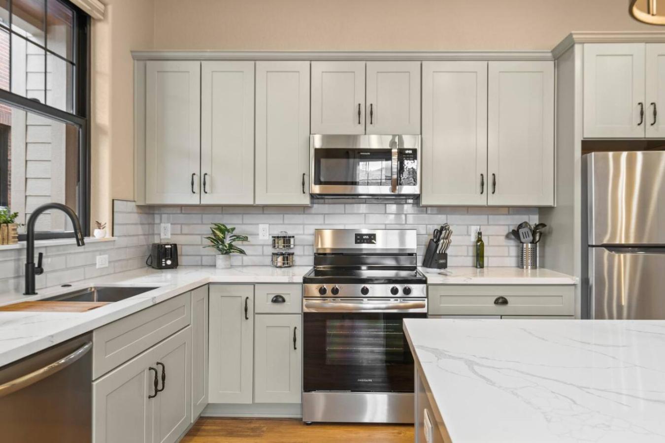 Apartment Luxury Living Modern Midtown Ensuite Baths Patio Reno