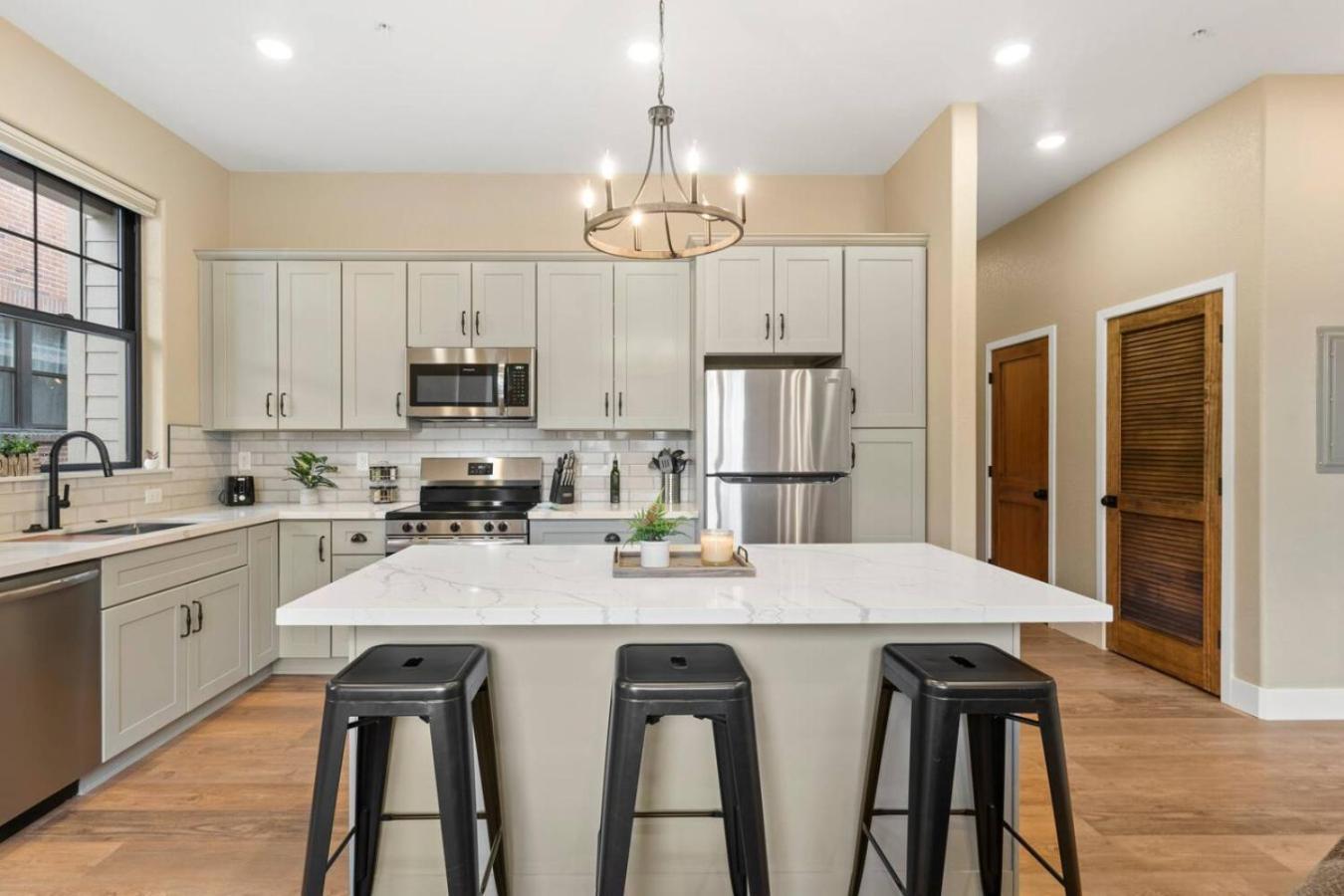Luxury Living Modern Midtown Ensuite Baths Patio *