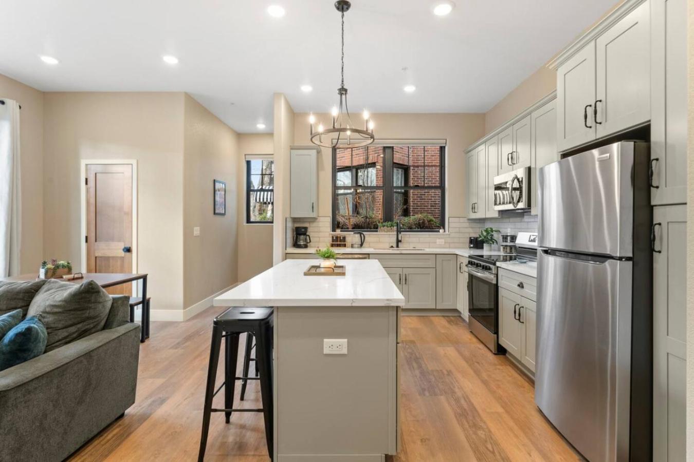 Luxury Living Modern Midtown Ensuite Baths Patio