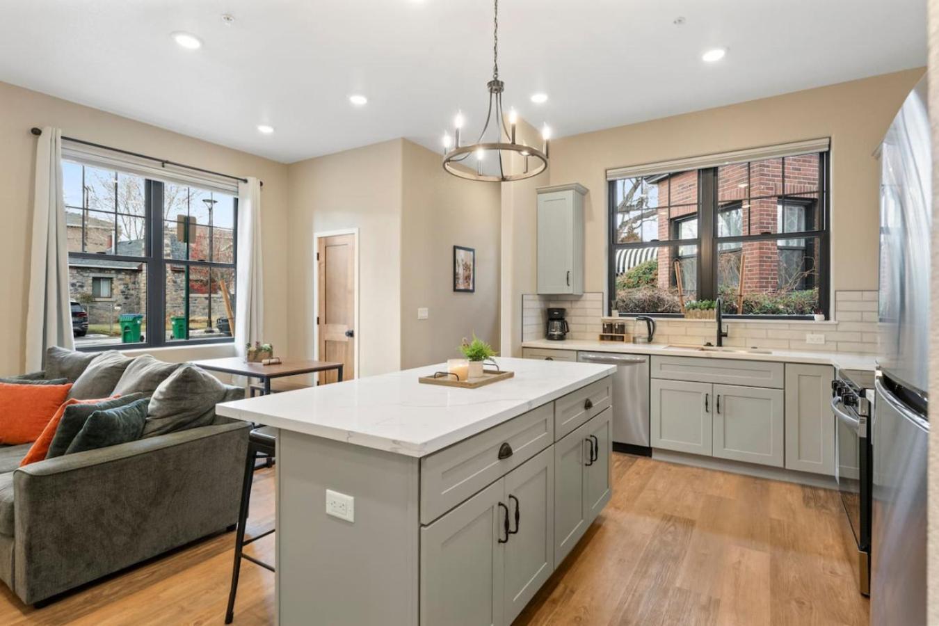 Luxury Living Modern Midtown Ensuite Baths Patio Apartment