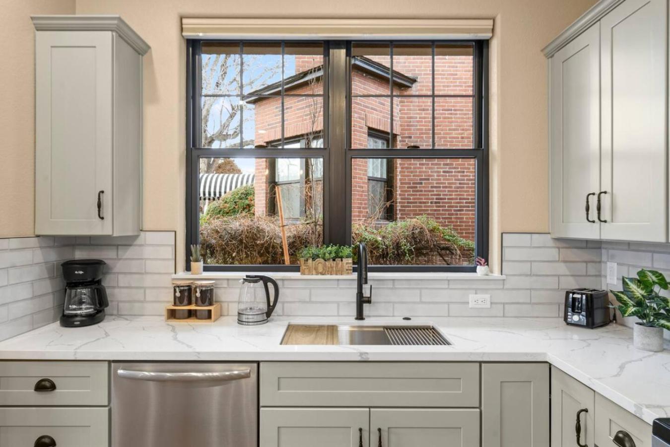 Apartment Luxury Living Modern Midtown Ensuite Baths Patio