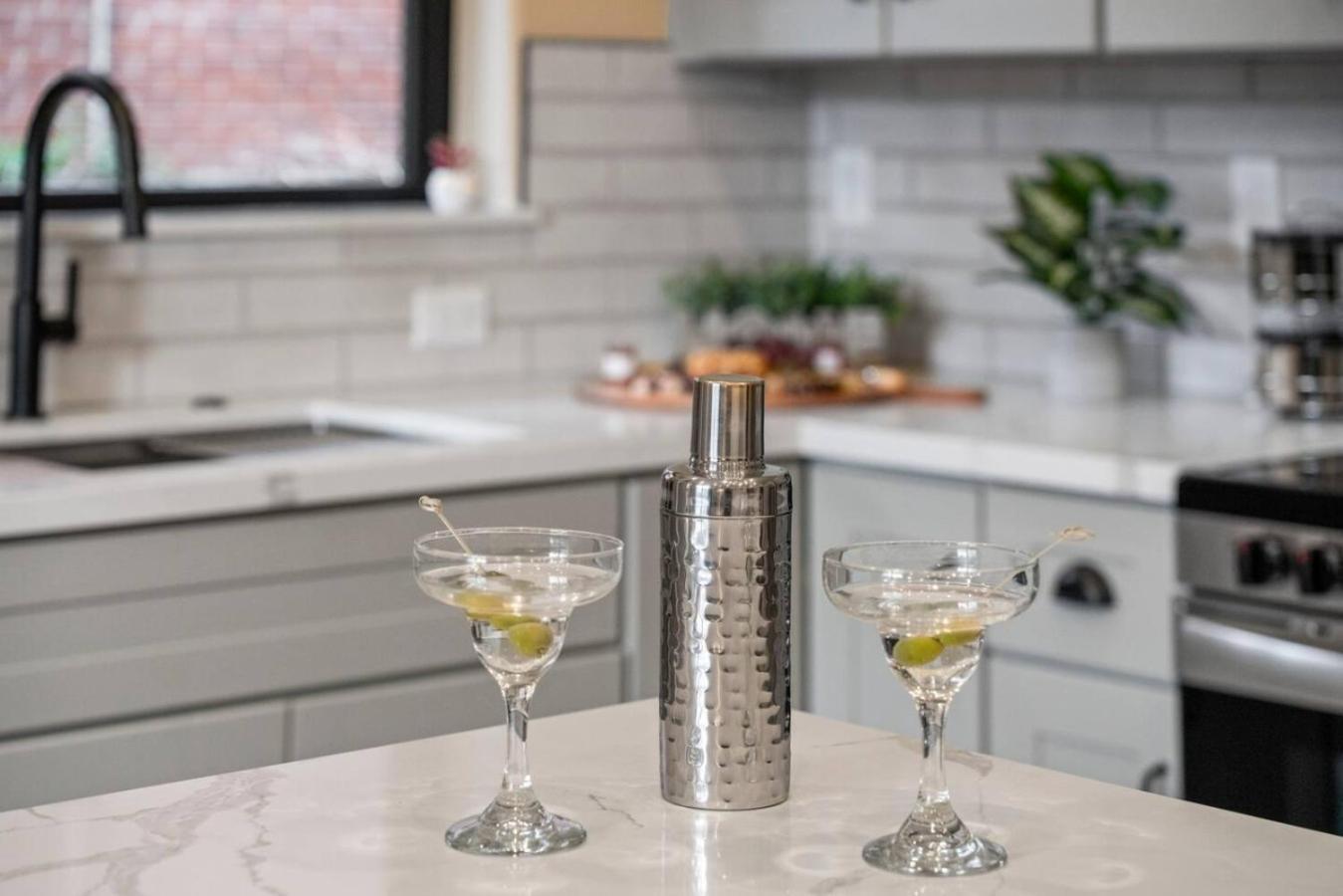 Luxury Living Modern Midtown Ensuite Baths Patio Reno