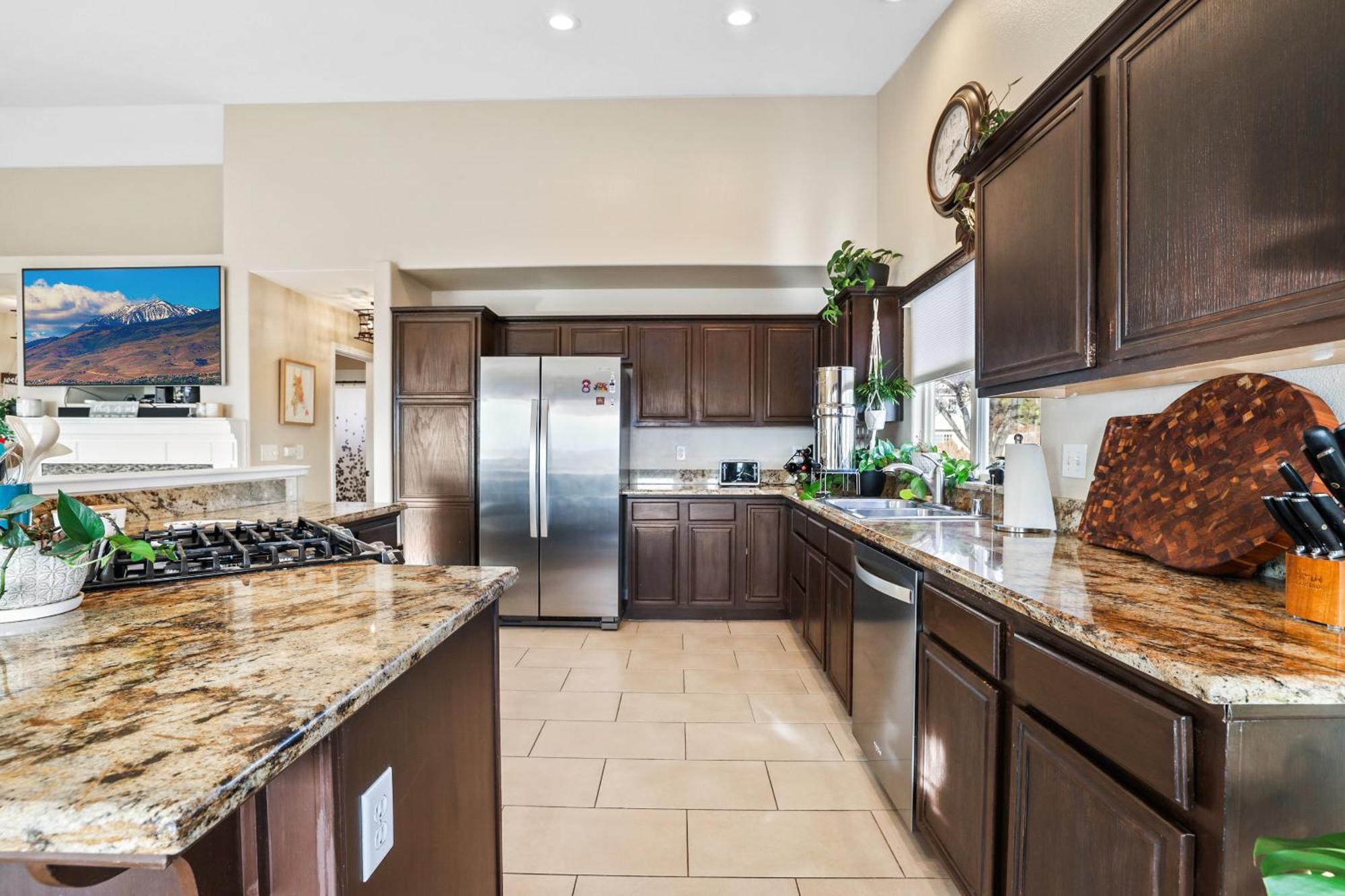 Spacious Cozy And Furnished Bedroom Private Bathroom, Close To Everything Reno