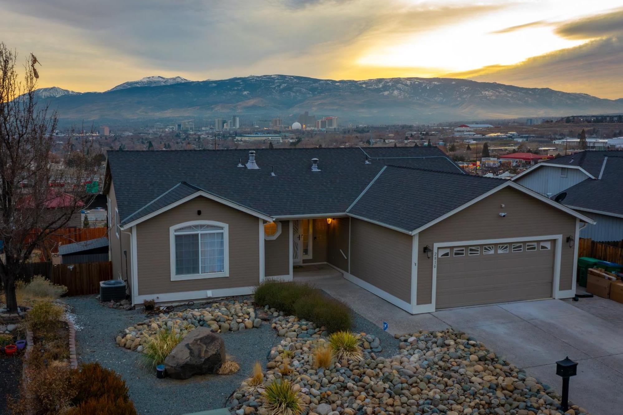 Homestay Spacious Cozy And Furnished Bedroom Private Bathroom, Close To Everything Reno