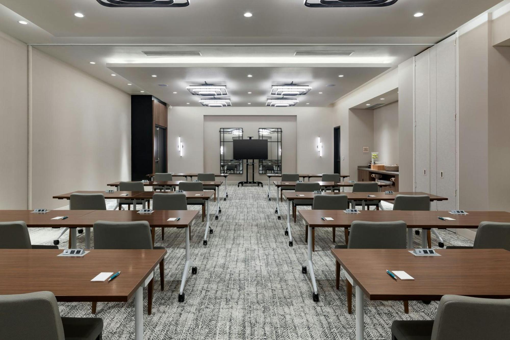 Element Experience District Hotel *