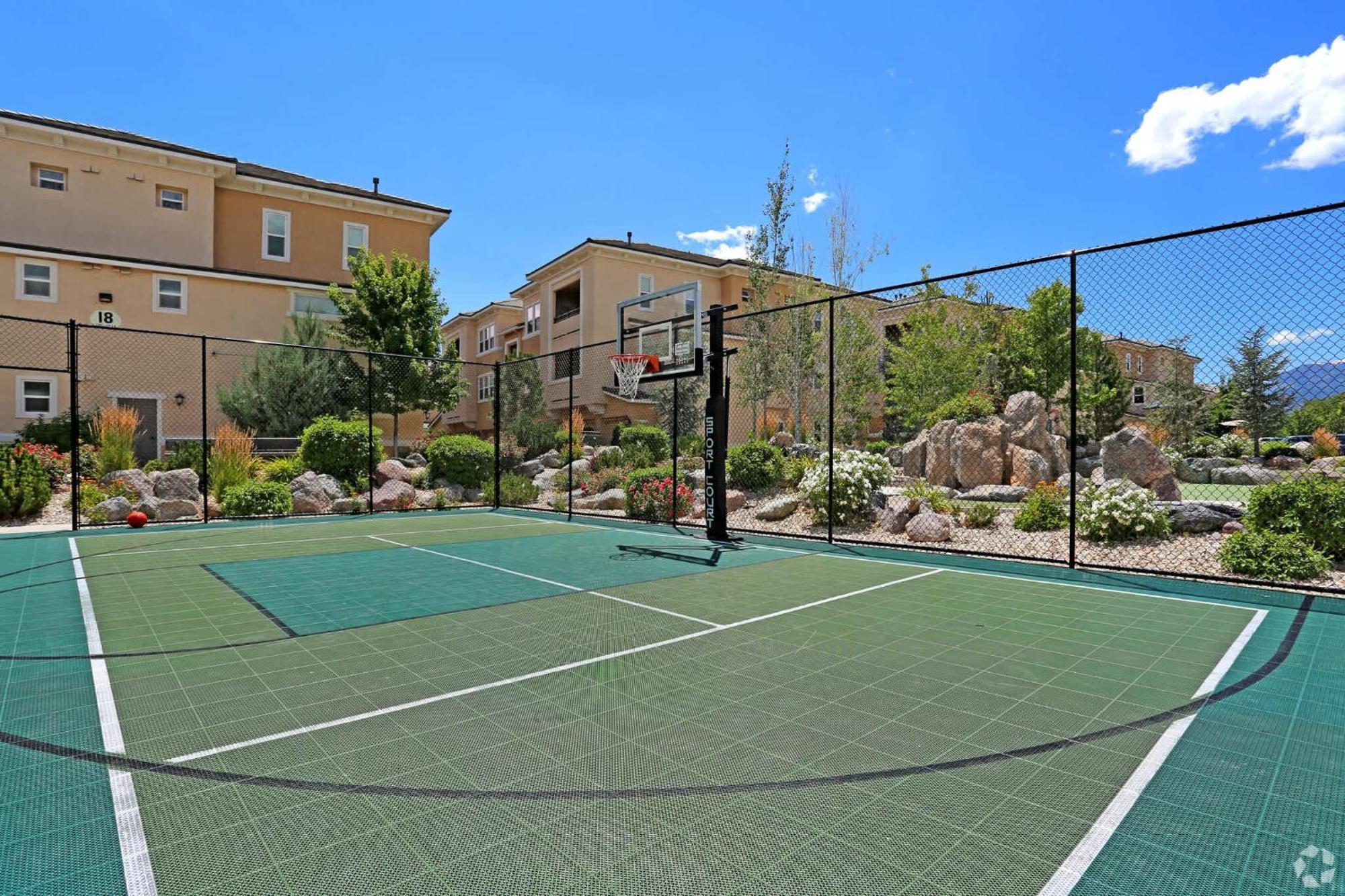 Apartment 2br Getaway Pool Gym Basketball Court & Theater Access Reno