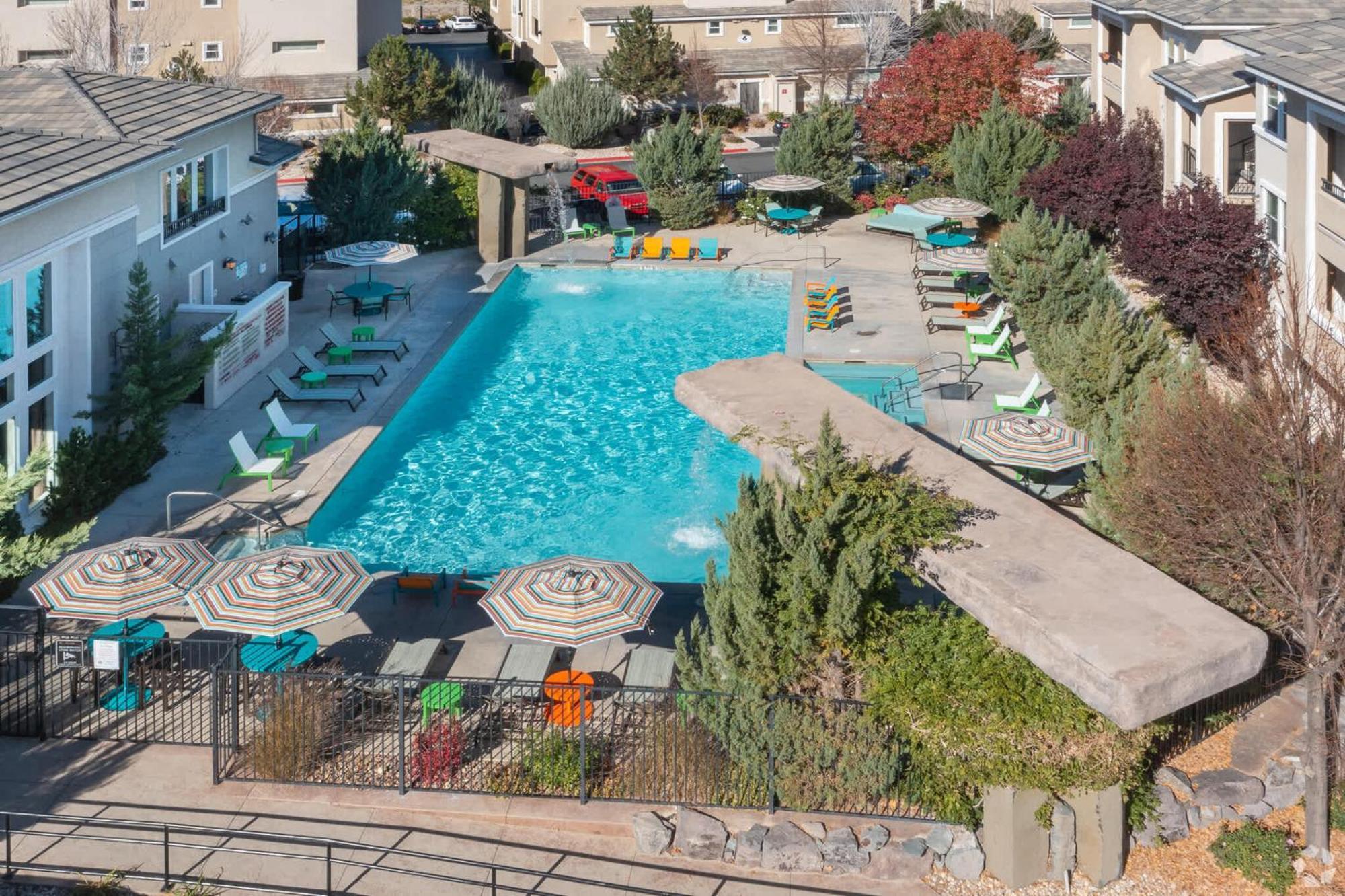 2br Getaway Pool Gym Basketball Court & Theater Access