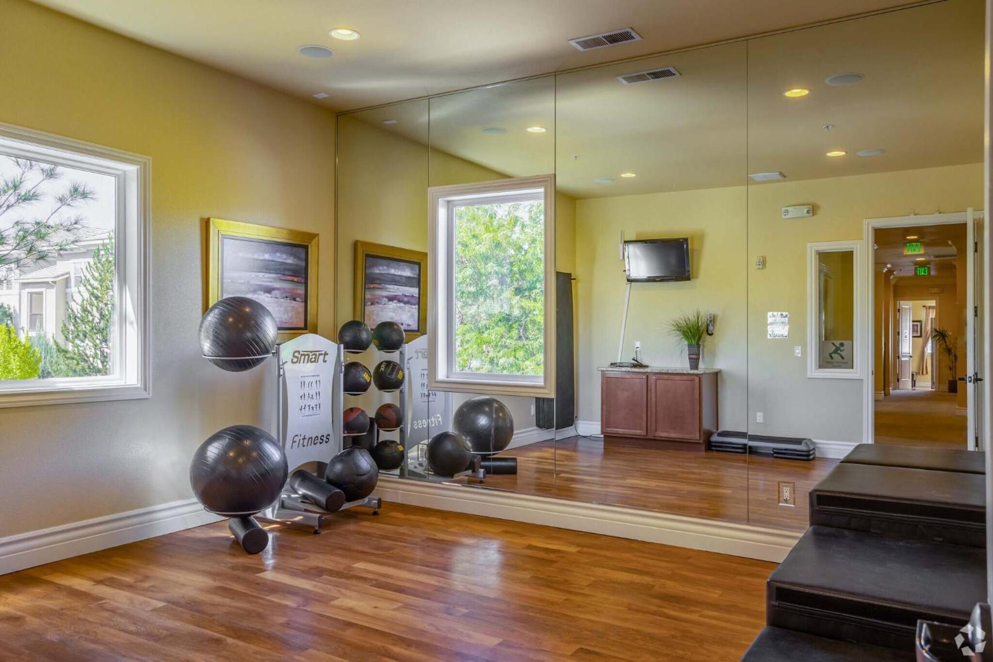 2br Getaway Pool Gym Basketball Court & Theater Access *