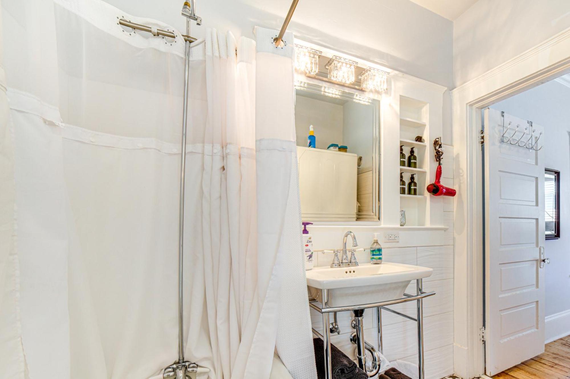 Charming Vacation - Walk To Midtown! * Reno