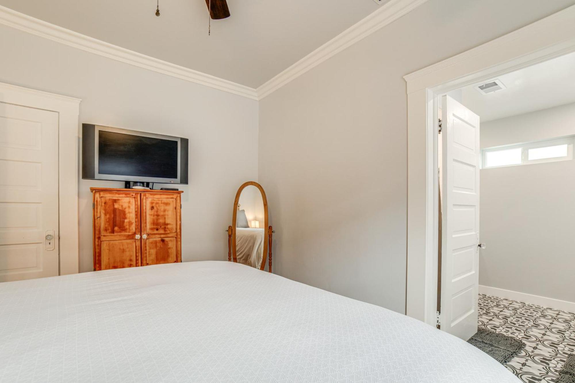 Holiday home Charming Vacation - Walk To Midtown!