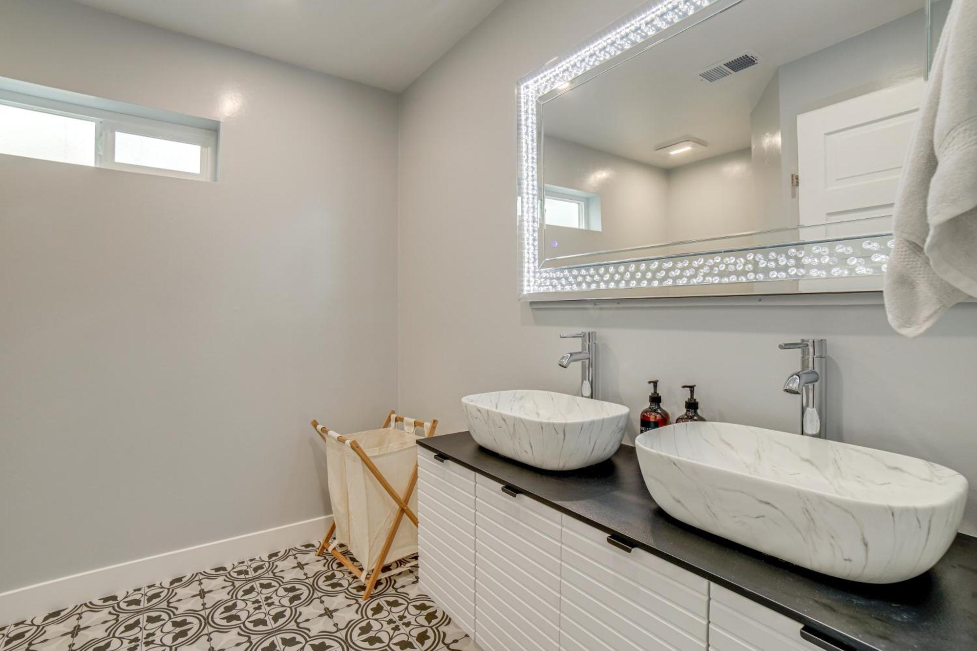 Charming Vacation - Walk To Midtown! Holiday home *
