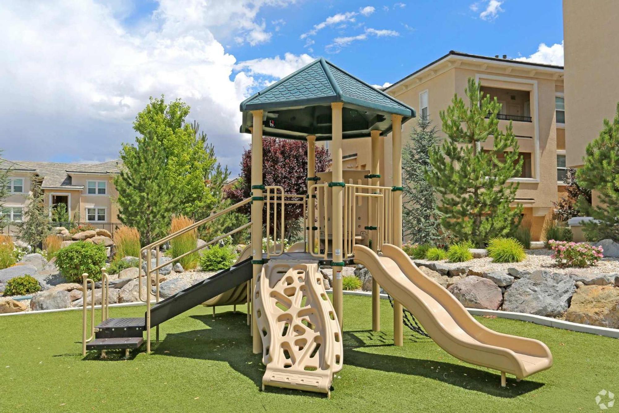 New Luxurious 1br Heated Pool & Sauna Apartment Reno