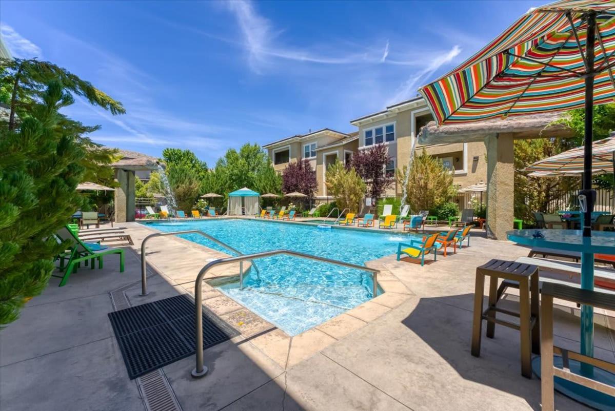 New Luxurious 1br Heated Pool & Sauna