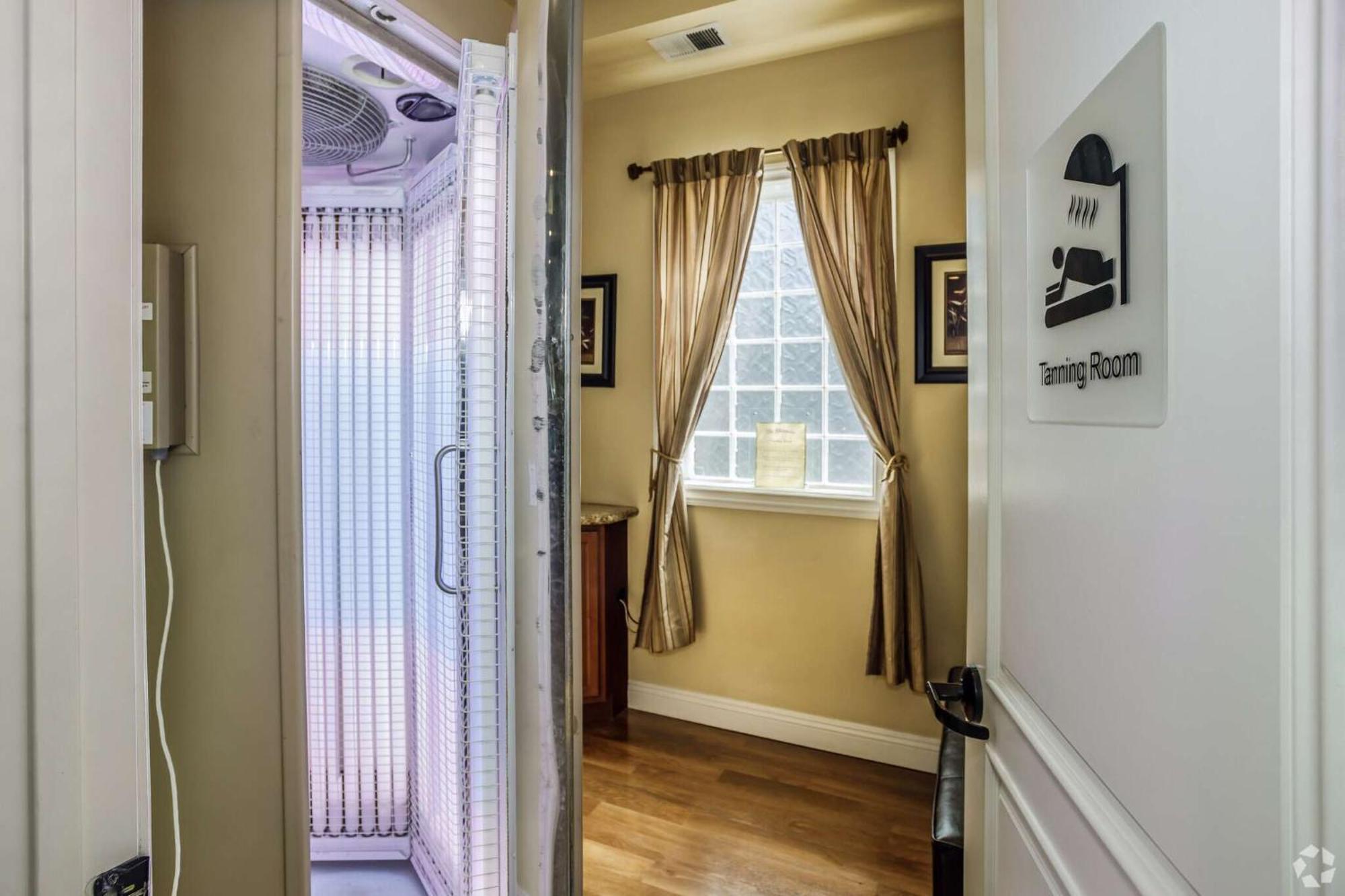 New Luxurious 1br Heated Pool & Sauna Apartment
