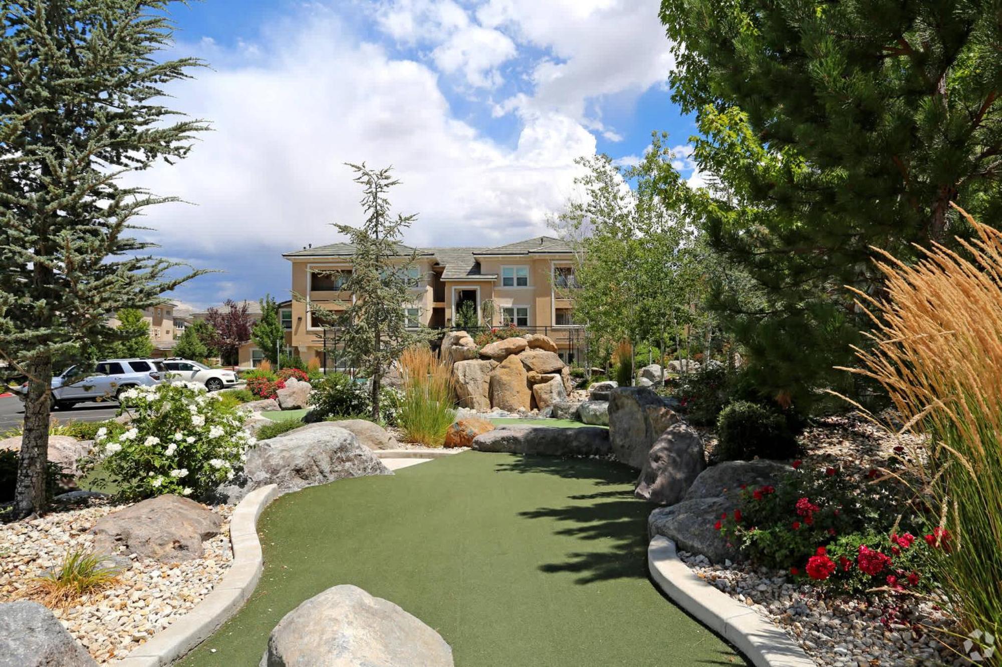 New Luxurious 1br Heated Pool & Sauna * Reno