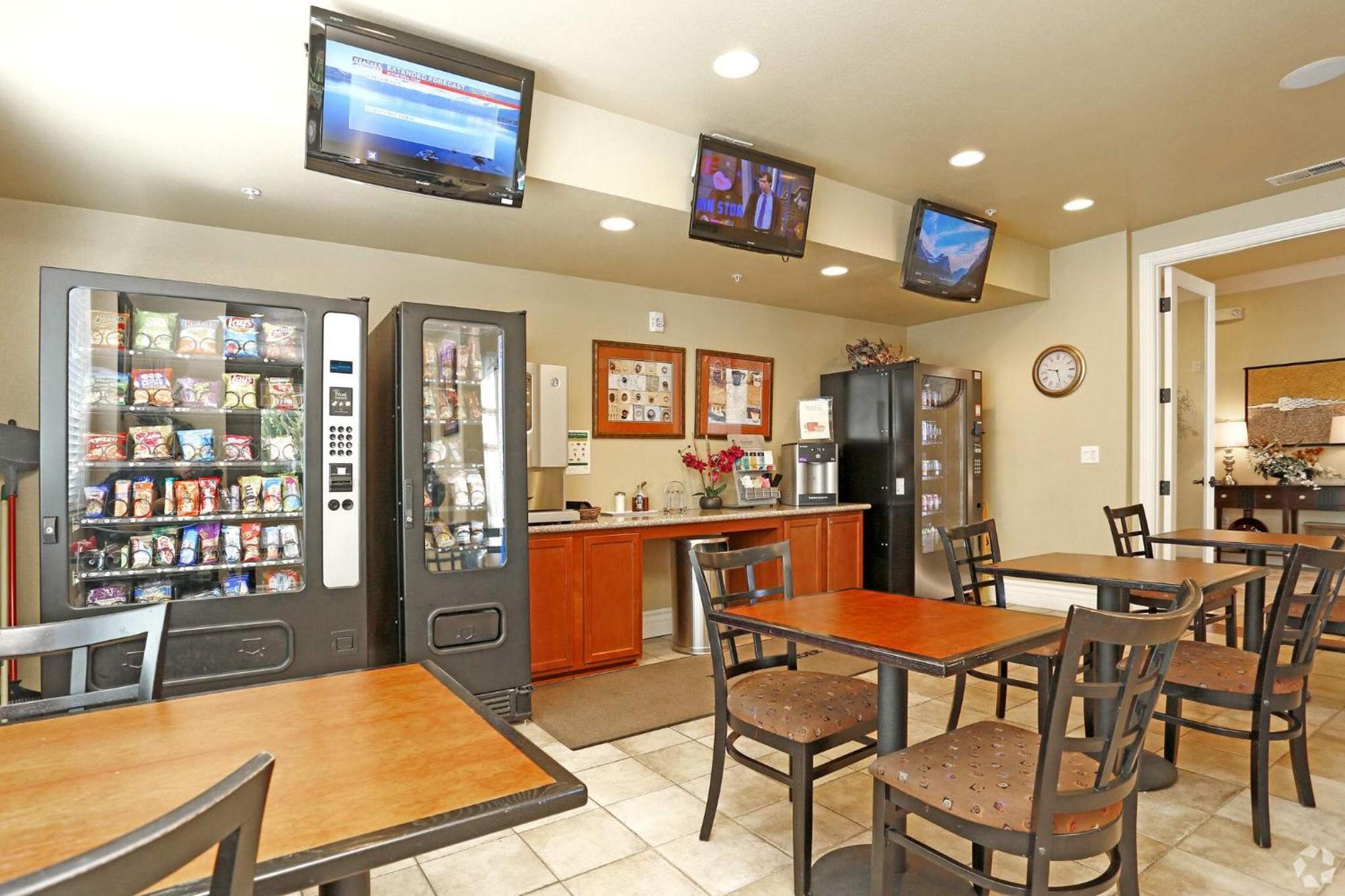 New Luxurious 1br Heated Pool & Sauna Apartment *