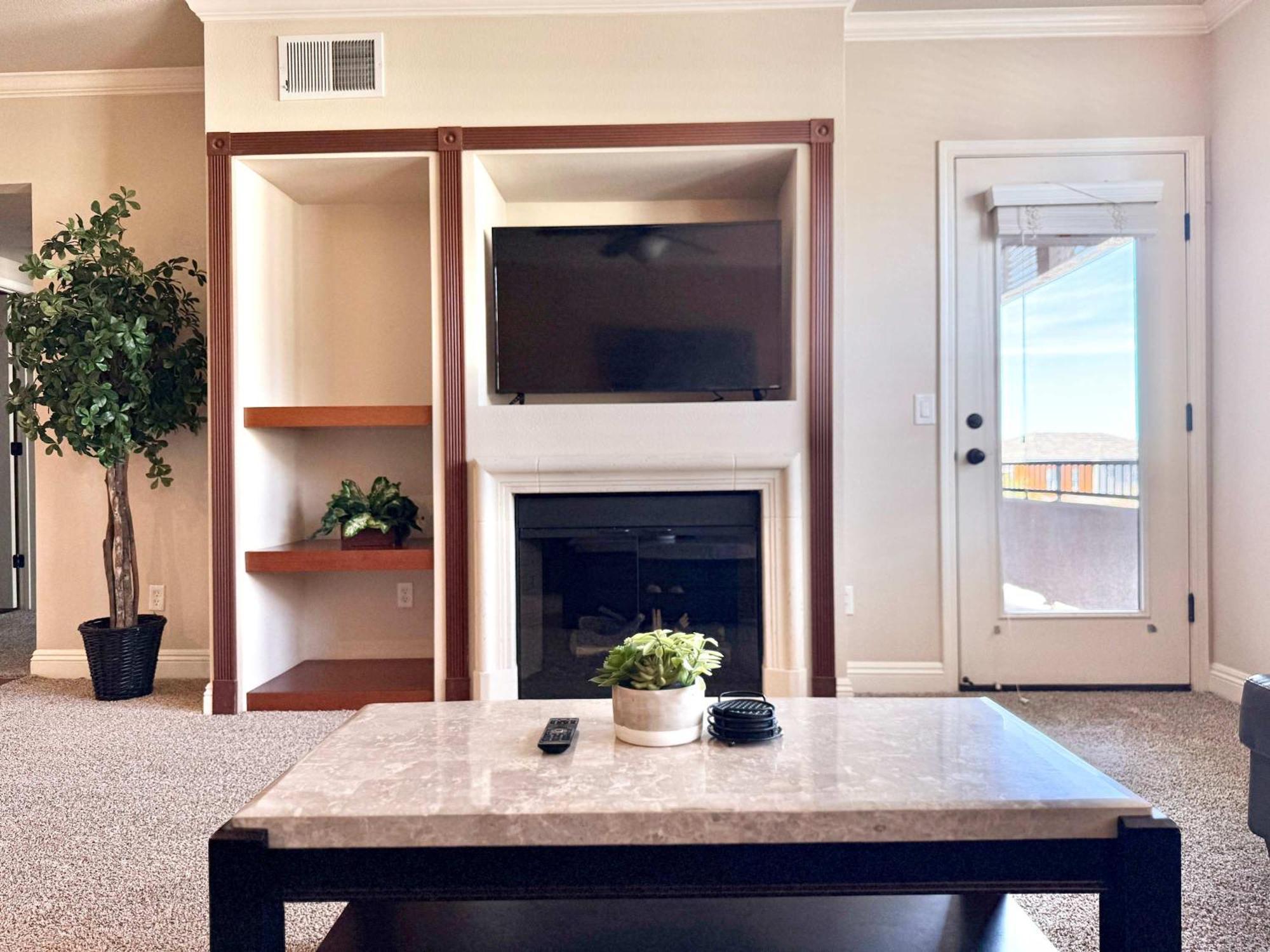 New Luxurious 1br Heated Pool & Sauna Apartment Reno